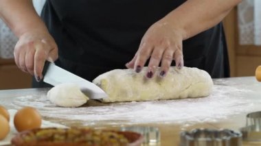 Kadınların elleri hamuru bıçakla keser evde hamur işi pişirir, pasta ya da kurabiye yapar.
