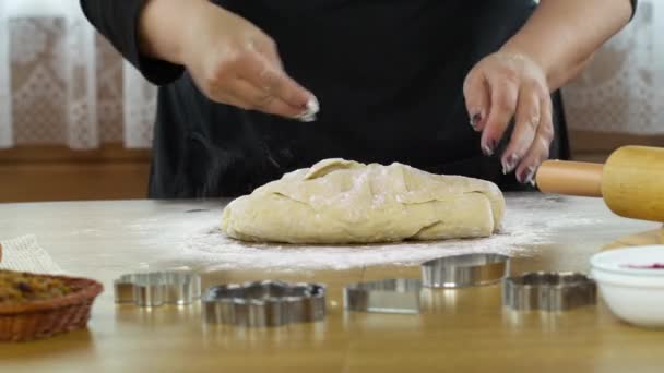 Les femmes mains saupoudrer la pâte avec de la farine et pétrit les mains de pâte pâtisserie — Video