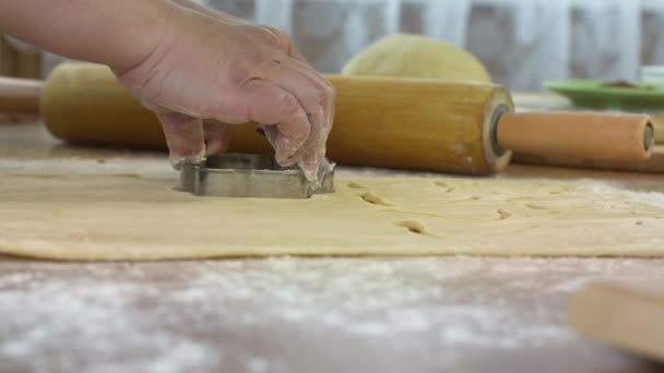 Close-up wanita tangan iris adonan dengan baking cetakan buatan sendiri kue danish — Stok Video
