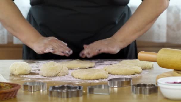 Närbild kvinnors händer knåda deg bakverk förbereda pizza eller kakor DIY — Stockvideo