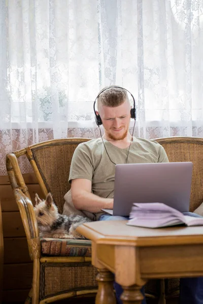 Freelancer trabajando de forma remota desde casa usando una computadora portátil y una solución para problemas de pensamiento — Foto de Stock