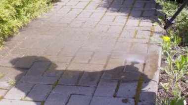 Yüksek basınçlı su jeti yosunları temizliyor.