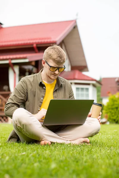 Jóvenes jóvenes alegre seminario web de formación de estudiantes en el ordenador portátil al aire libre — Foto de Stock