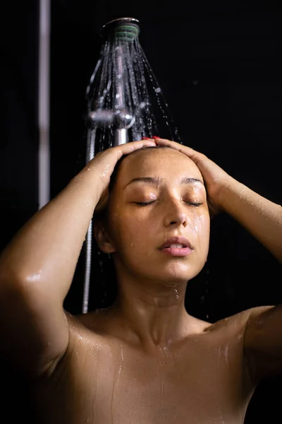 Ritratto sensuale di giovane bella donna che si fa la doccia, concetto di consigli per il relax — Foto Stock