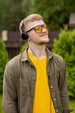 Psikolojik eğitim, özgüven geliştirme, çevrimiçi kursları motive etme konsepti.