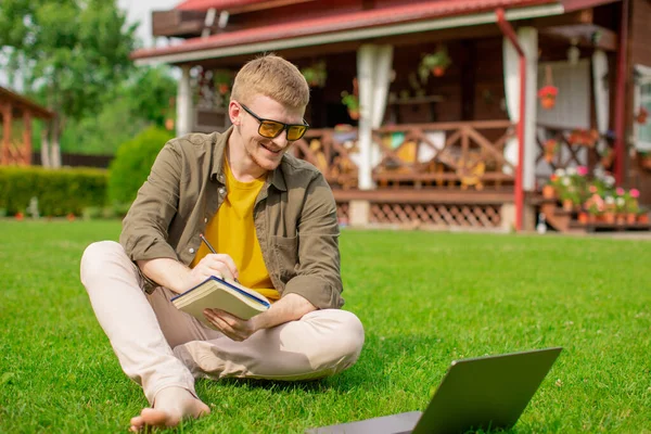 Feliz joven estudiando remolety al aire libre, relojes cursos de formación de negocios — Foto de Stock