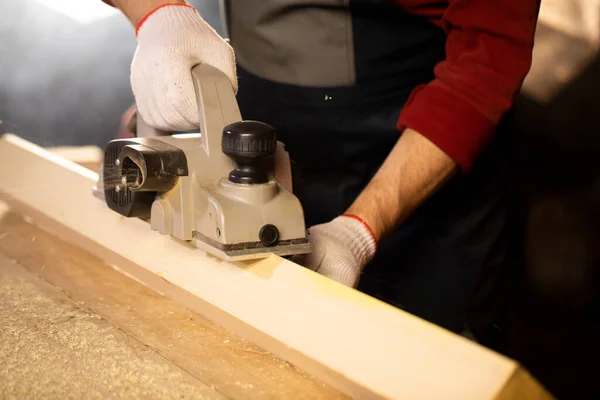 Elektrohobel fasen Holzwerkstück auf Werkbank Schreinerarbeiten auf Holz — Stockfoto