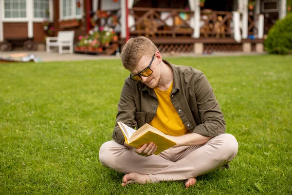 Genç işadamı serbest meslek öğrencisi açık havada okuyor, kendi kendini eğitiyor. — Stok fotoğraf
