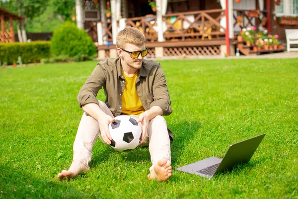 Joven apostador ver partido de fútbol en línea al aire libre, apuestas deportivas, casas de apuestas — Foto de Stock