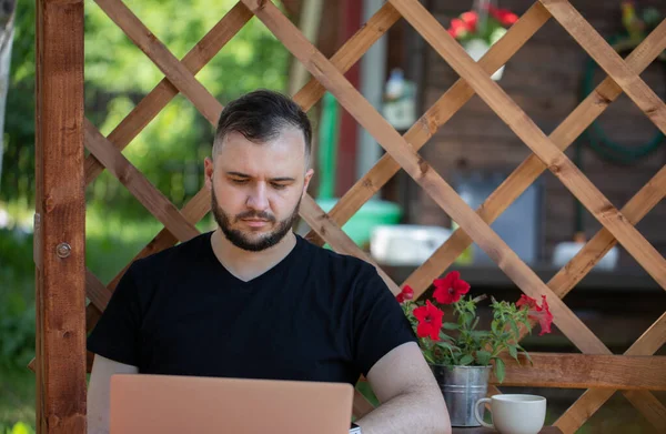 Ung stilig affärsman arbetar på distans hemifrån utomhus, e-lärande — Stockfoto