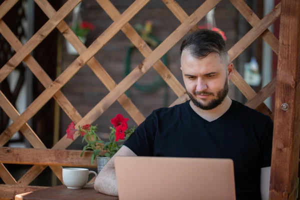 Hombre freelancer trabajar al aire libre con el ordenador portátil, sonriente hombre habla por videoconferencia — Foto de Stock