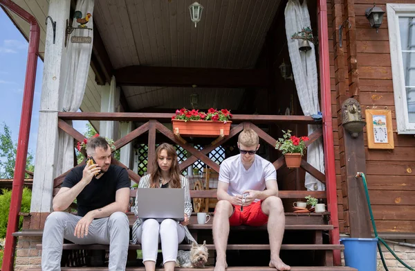 Jóvenes ocupados al aire libre en la terraza con aparatos digitales Equipo de trabajo creativo — Foto de Stock