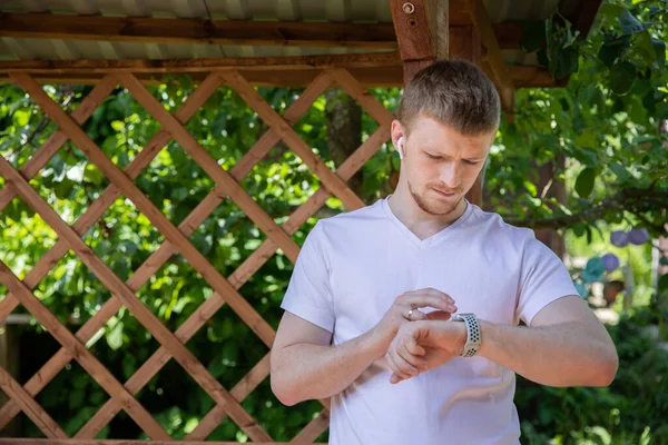 Retrato de hombre de negocios joven en ropa casual, al aire libre, fondo de la naturaleza — Foto de Stock