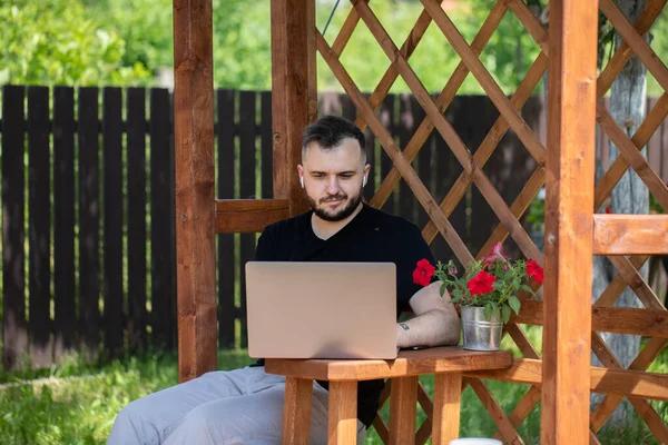 Charla freelancer inteligente por videoconferencia, estudiante masculino viendo webinar en línea — Foto de Stock