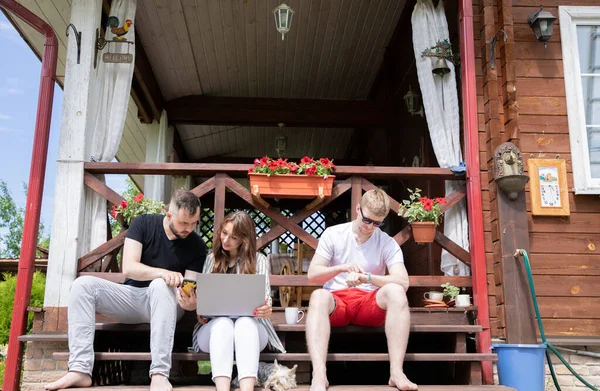 Relájese en la casa de campo de verano con ordenador portátil, teléfono inteligente, reloj inteligente — Foto de Stock