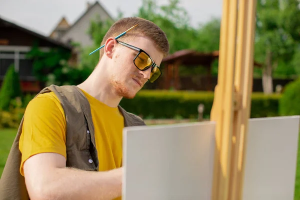 Artista masculino crea arte al aire libre. Dibujo hobby — Foto de Stock