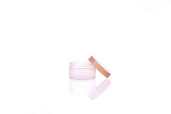 Embalagem em branco claro pote de creme cosmético isolado no branco para design do produto — Fotografia de Stock