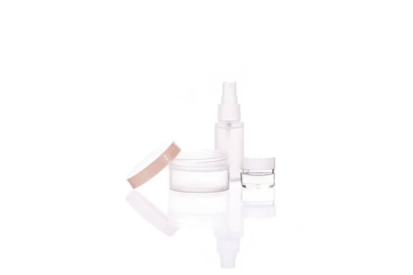 Conjunto de garrafa cosmética transparente e frascos com líquidos, rotina de cuidados com a pele — Fotografia de Stock