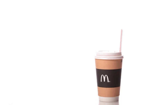 Moskou Rusland - 1 juli 2020: wegwerp papieren kopje koffie met McDonalds logo — Stockfoto