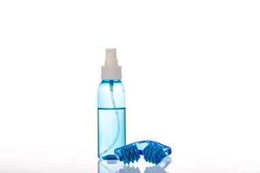 Cilt bakımı ayarlandı. Nemli sis, beyaz arkaplanda izole edilmiş yüz masajı aracı