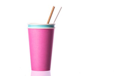 Beyaz arka planda izole edilmiş kağıt kamışlı pembe mavi bardaklar. Cinsiyet ortaya çıkıyor