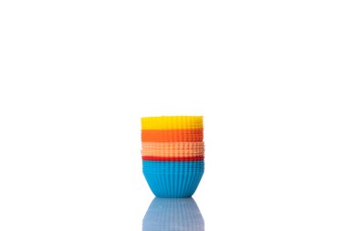 Beyaz arka planda izole edilmiş renkli silikon kek kalıpları. Fırın bardakları