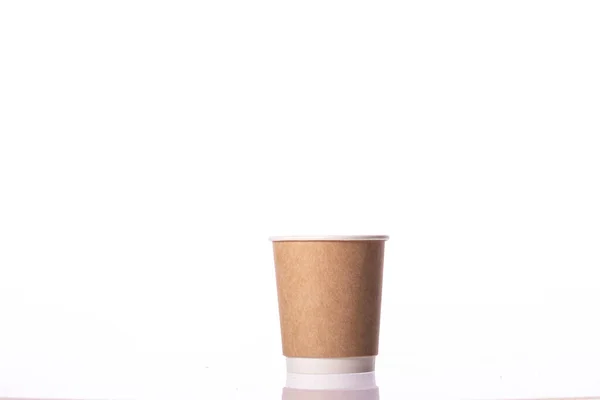 Eco-friendly φλιτζάνι καφέ μιας χρήσης χαρτί σε απομονωμένο λευκό φόντο — Φωτογραφία Αρχείου
