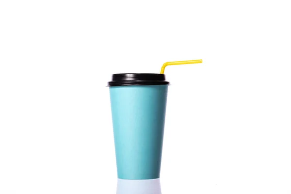 Голубая бумажная чашка кофе с желтой пластиковой соломой изолированы на белом фоне — стоковое фото
