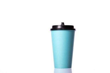 Mavi kullan-at kağıt kahve fincanı. Plastik kapağı beyaz üzerine izole edilmiş.