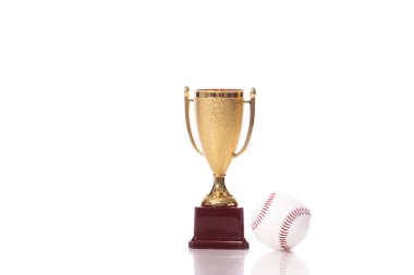 Küçük altın kupa ve beyaz arka planda izole edilmiş beyzbol topu.