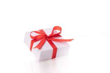 Beyaz arka planda kırmızı fiyonklu güzel beyaz hediye kutusu. Aşk konsepti