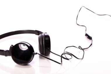 Siyah kulaklıklar beyaz arka planda izole edilmiş. Dijital müzik servisi, boşluğu kopyala