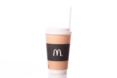 Moskova Rusya - Temmuz 12020: McDonalds logolu tek kullanımlık kağıt kahve