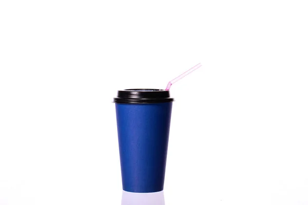 Blaue Kaffeetasse aus Einwegpapier mit Plastikdeckel und Stroh isoliert auf weiß — Stockfoto