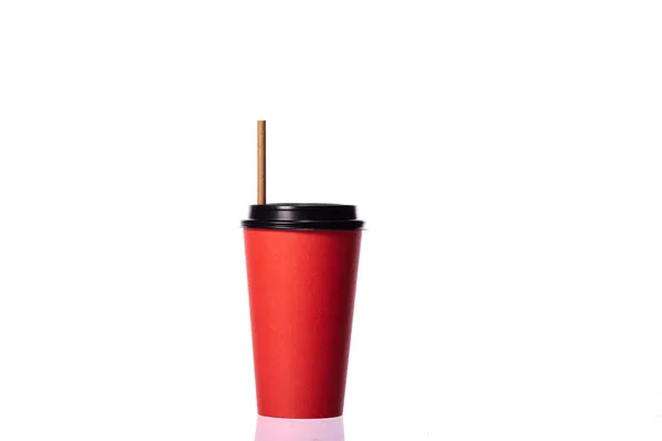 Xícara de café vermelho com palha de papel isolada no fundo branco. Eco-friendly — Fotografia de Stock