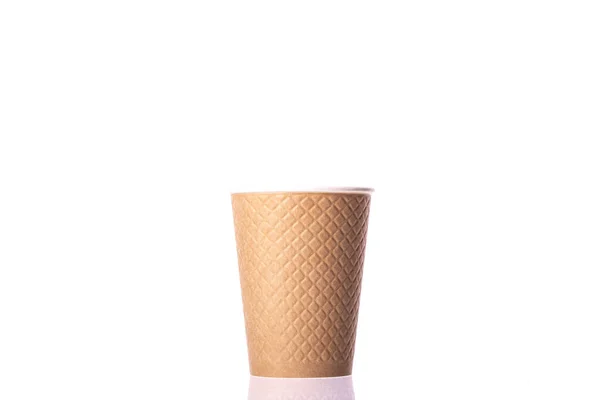 Um copo descartável biodegradável papel takeaway close-up isolado em branco — Fotografia de Stock