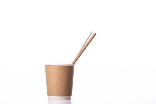 Wegnehmen Einweg-Kaffeetasse aus biologisch abbaubarem Papier mit Papierstroh — Stockfoto