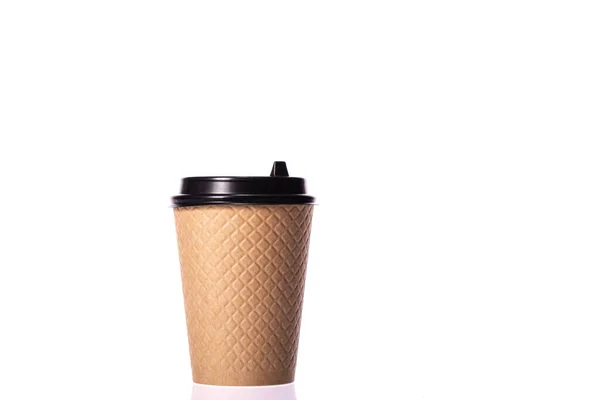 Una taza de café de papel desechable para llevar con tapa negra biodegradable — Foto de Stock