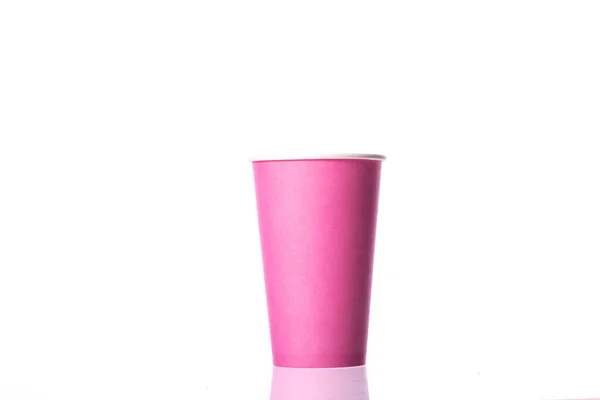 Taza de papel en blanco rosa desechable aislada sobre fondo blanco. Fiesta de cócteles — Foto de Stock