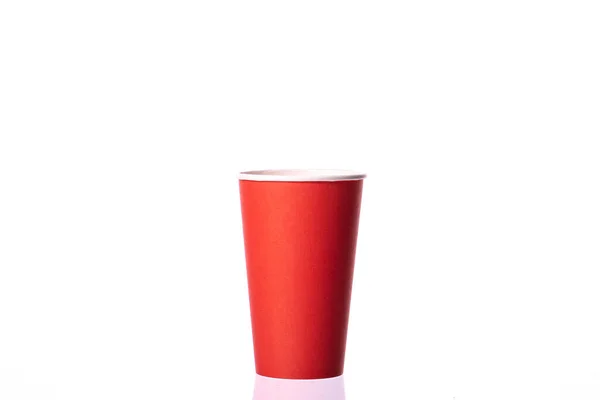 Einweg-Kaffeetasse aus rotem Papier isoliert auf weißem Hintergrund. Coctails Party — Stockfoto