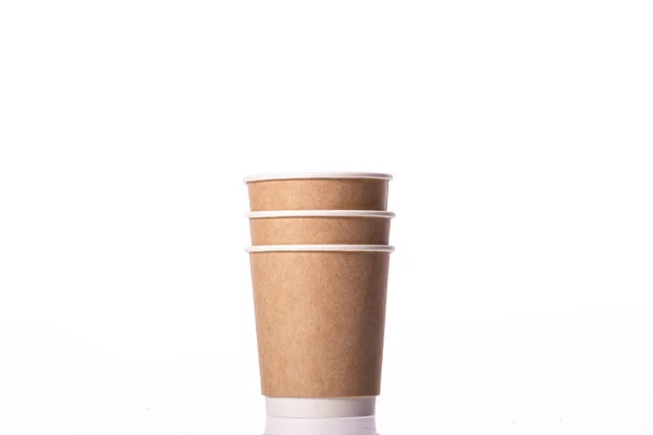 Tres vasos desechables apilados de papel biodegradable para llevar de cerca — Foto de Stock