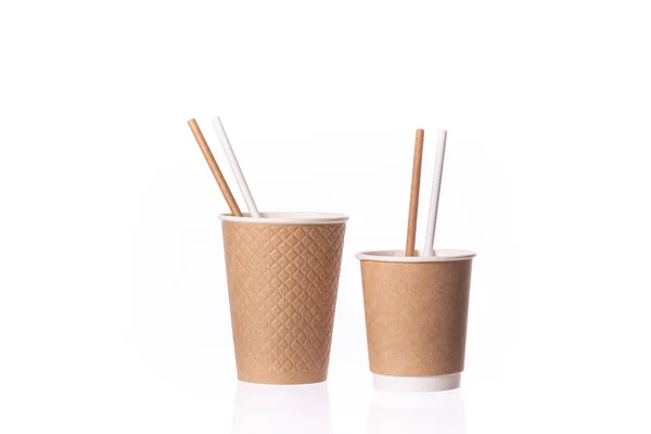 Dos vasos de papel desechables pequeños tamaños medianos sobre fondo blanco. Café para llevar — Foto de Stock