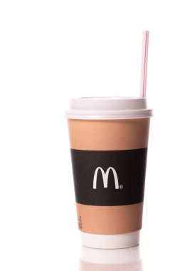 NY, ABD - 25 Ağustos 2020: Tek kullanımlık McDonalds kahve fincanı beyaz arka planda