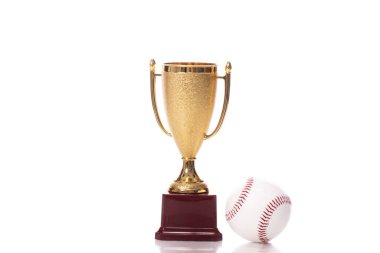 Altın kupa ödülü ve beyaz arka planda izole edilmiş beyzbol topu. Spor.