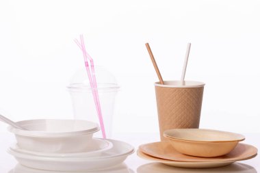 Plastik doğal malzemelere karşı. Kağıt setine karşı plastik yemek takımı