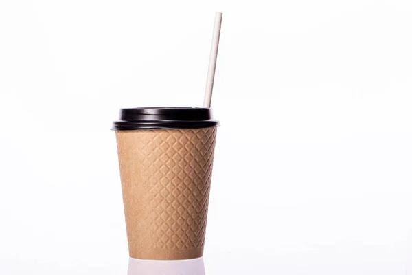 Wegnemen wegwerp papieren koffiebeker met biologisch afbreekbare dop en papieren rietje — Stockfoto