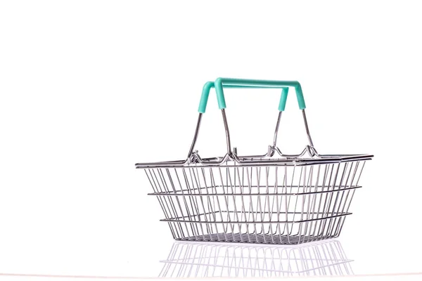 空金属购物篮，两个手柄隔离在白色底座上 — 图库照片