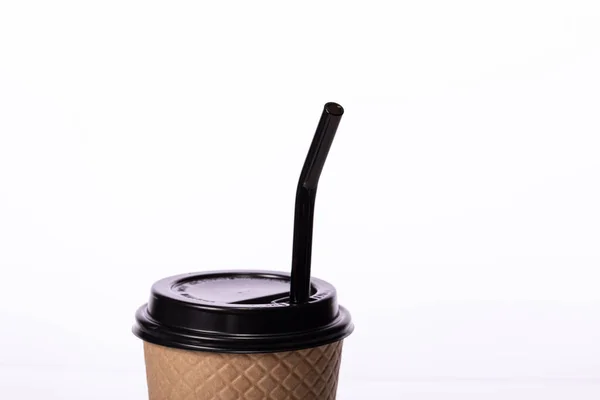 Schwarzes Glas Mehrweg-Stroh ragt aus Plastikdeckel Papier zum Mitnehmen Becher — Stockfoto