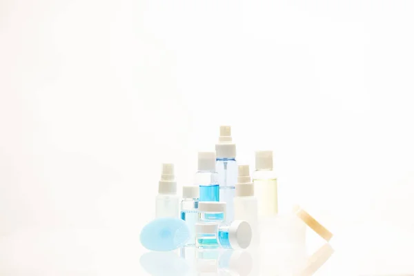 Conjunto de garrafas de diferentes tamanhos e frascos para produtos cosméticos em backgound branco — Fotografia de Stock