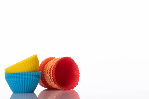 Tazas de silicona para hornear cupcake liners moldes de magdalenas aislados sobre fondo blanco — Foto de Stock